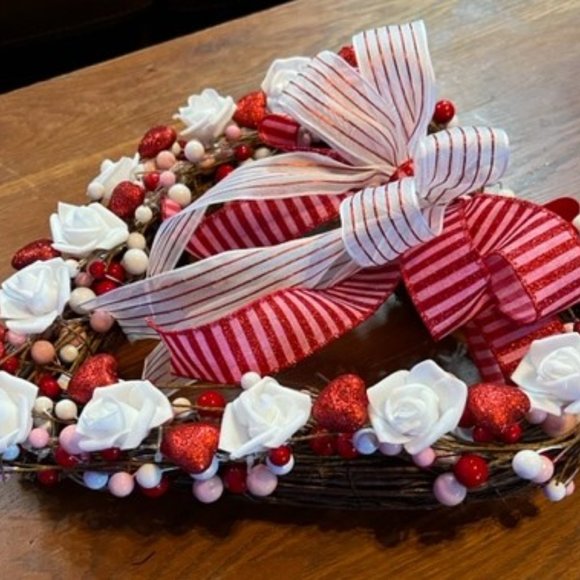 WICKER HEART with LITE WHITE ROSES - Picture 11 of 13